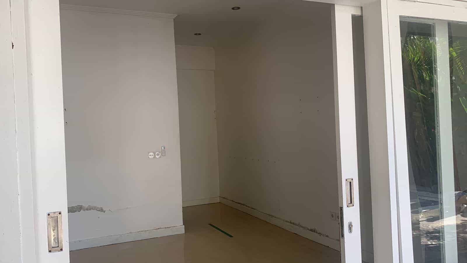 Villa Kerobokan 3 BR Dengan Kolam Renang Pribadi, Non Furnished