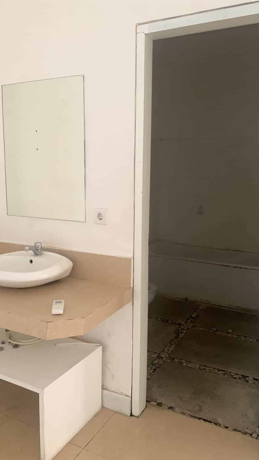 Villa Kerobokan 3 BR Dengan Kolam Renang Pribadi, Non Furnished