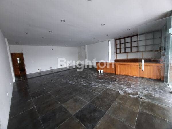 Toko 1 Lantai Ukuran 8 x 20 m2 Di Area Kuliner Di Jalan Raya Tuban, Kuta Bali