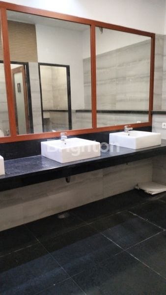 Toko 1 Lantai Ukuran 8 x 20 m2 Di Area Kuliner Di Jalan Raya Tuban, Kuta Bali