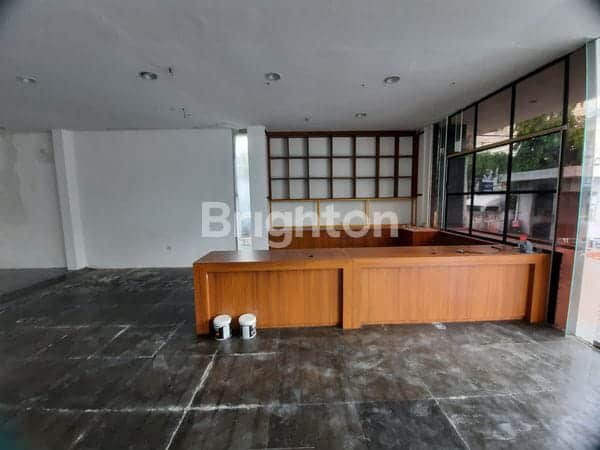 Toko 1 Lantai Ukuran 8 x 20 m2 Di Area Kuliner Di Jalan Raya Tuban, Kuta Bali